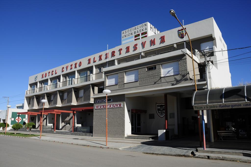 Hotel Euzko Alkartasuna Macachín Exterior foto