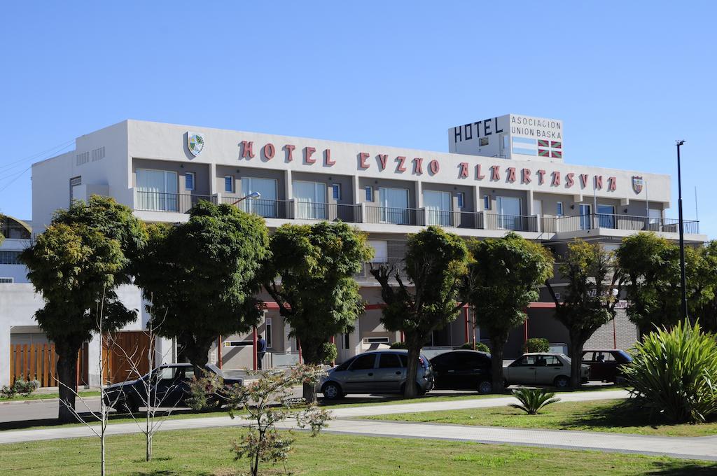 Hotel Euzko Alkartasuna Macachín Exterior foto